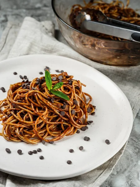 Close Van Spaghetti Witte Plaat Houten Tafel Stockfoto