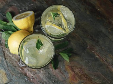 Limon dilimleri ve nane yapraklı mojito kokteylleri. 