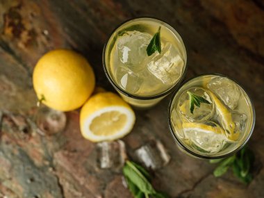 Limon dilimleri ve nane yapraklı mojito kokteylleri. 