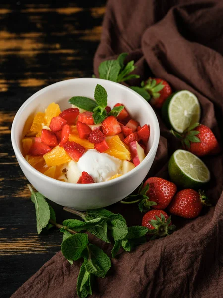 Gyümölcssaláta Friss Bogyókkal Citrusfélékkel Gyümölcsökkel Fagylalttal Tálban Vegyes Összetevőkkel Háttérben — Stock Fotó