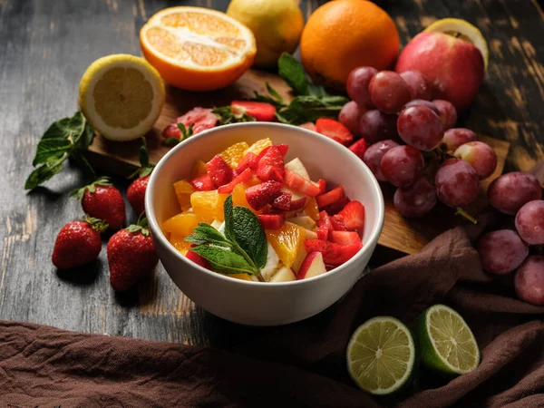 Salada Frutas Com Frutas Frescas Citrinos Frutas Sorvete Servido Tigela — Fotografia de Stock