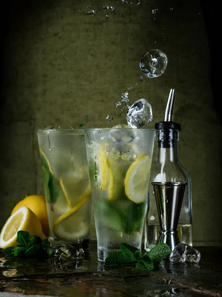 Mojito Cocktails Med Citronskivor Och Myntablad Bordet Royaltyfria Stockfoton
