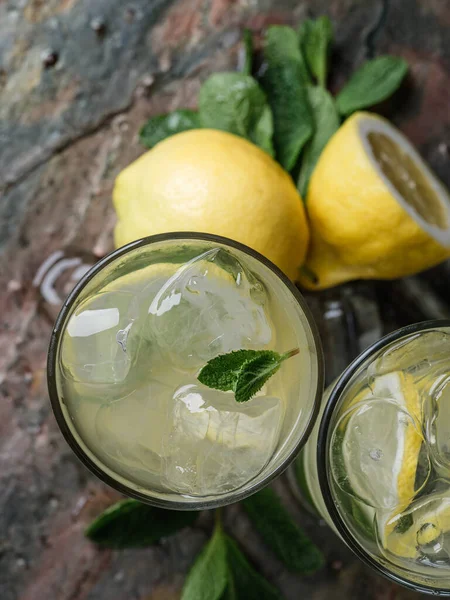 Mojito Cocktail Dengan Irisan Lemon Dan Daun Mint Atas Meja Stok Foto Bebas Royalti