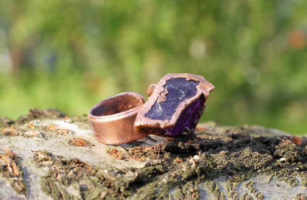 Ένα χέρι κατασκευασμένο χάλκινο δαχτυλίδι με αμέθυστο — Φωτογραφία Αρχείου