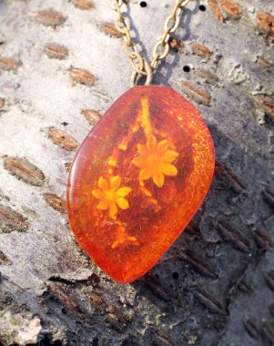 kehribar çiçek ile eski bir kolye