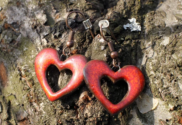 Ręcznie wykonane z gliny polimerowej serca pierścienie ucha — Zdjęcie stockowe