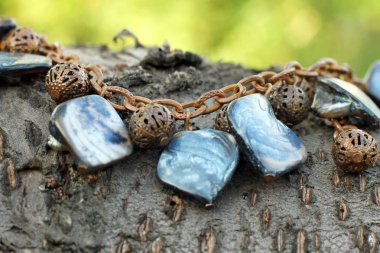 bir el yapılmış bakır bilezik ile nacre