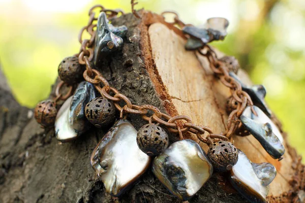 El yapılmış bakır bilezik ile nacre