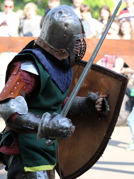 Medieval knight before battle — Stock Photo, Image