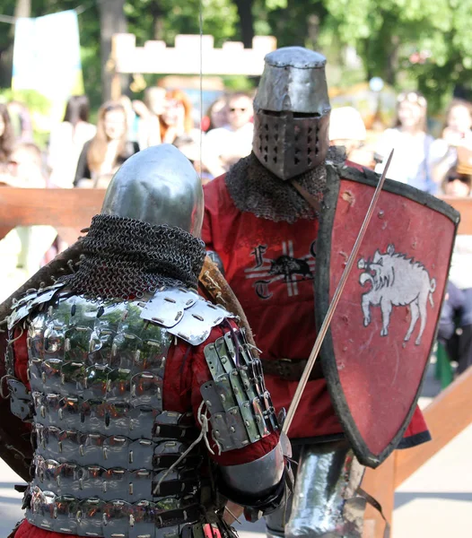 Dos valientes caballeros medievales en batalla —  Fotos de Stock