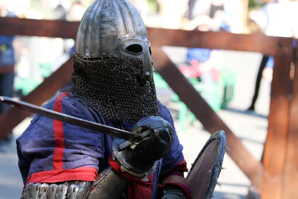 Caballero medieval antes de la batalla. Retrato — Foto de Stock