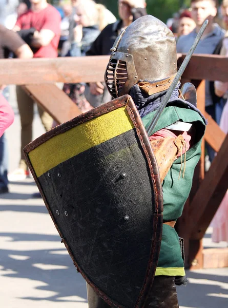 Średniowieczny rycerz przed bitwą — Zdjęcie stockowe