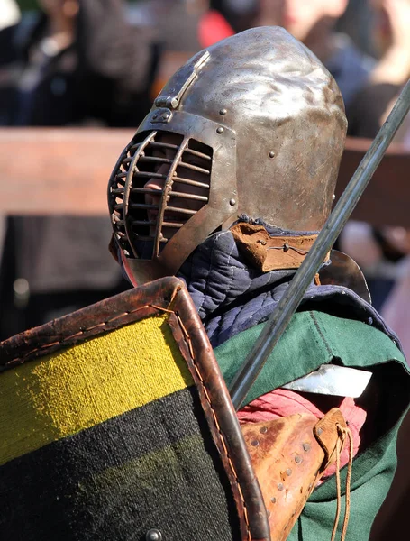 Der mittelalterliche Ritter vor der Schlacht Porträt — Stockfoto