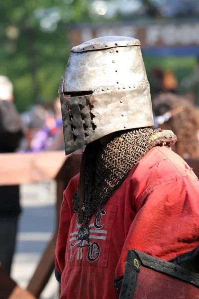 Un caballero medieval antes de la batalla —  Fotos de Stock