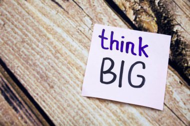 Ahşap ağaç kabuğu ile beyaz kağıt üzerinde büyük karakterlerine arka plan olarak düşünüyorum. Retro arka plan ile düz yatıyordu kavramı üzerinde olumlu mesajlar. Olumlu ahlaki mesajlar.