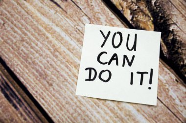BT motivasyonel el yazısıyla yazılmış mesaj retro ahşap kabuk arka plan beyaz kağıt üzerinde yapabilirsiniz. Beyaz kağıt üzerine yazılmış olumlu ve motivasyon mesajları.