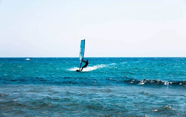 Představa Svátečních Obrazů Modrým Mořem Modrým Nebem Muž Surfování Jede — Stock fotografie