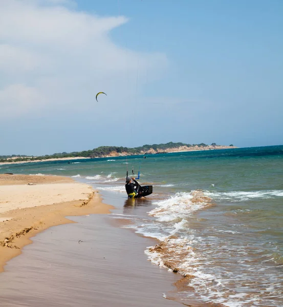 Písečná Pláž Moře Muž Sedí Písečné Pláži Padák Sport Pozadí — Stock fotografie