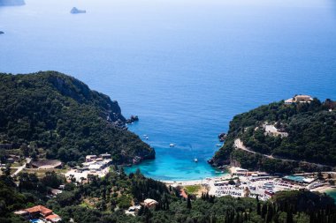 Island Hava görünümünü mavi okyanus arkasında. Güzel Yunan manzara. Corfu Yunanistan doğal yerler. Dağ deniz suyu yanında. Muhteşem bir yer. Diğer ülkelere seyahat