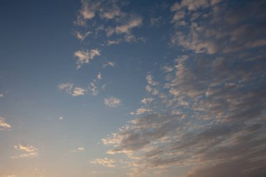 NET bulutlu gökyüzü günbatımı ışığı ile. Farklı tonları mavi renkler ve beyaz bulutlar. Güzel arka plan. Gün sonu. Zaman dinlendirici. Huzurlu doğal sahne