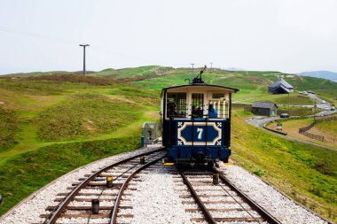 Alma konusunda vintage tramvay demiryolu devided. Tramvay bir yolu iki gerekli hedef ulaşmak için seçme. Seçin, çözüm, başarı kavramı