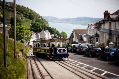 Ünlü vintage büyük Orme Llandudno, Galler tramvay. Llandudno, Wales büyük Orme dağ. Dağ, toplu taşıma kırsal sahnesinde Elektrik Tramvay metalik Rails genelinde geleneksel tramvay yolunda yapar