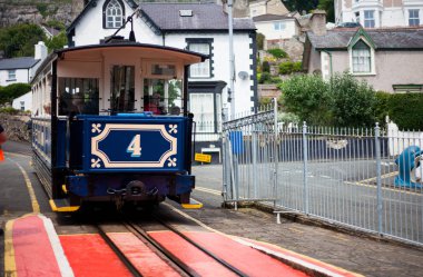 Ünlü vintage büyük Orme Llandudno, Galler tramvay. Llandudno, Wales büyük Orme dağ. Dağ, toplu taşıma kırsal sahnesinde Elektrik Tramvay metalik Rails genelinde geleneksel tramvay yolunda yapar