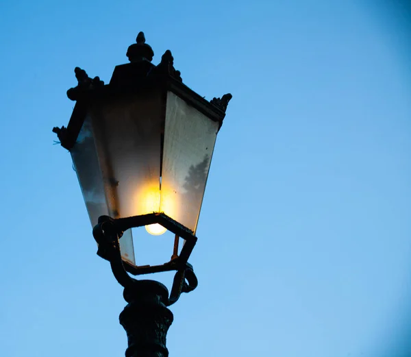 Puesto Luz Con Fondo Azul Cielo Luces Calle Exteriores Vintage —  Fotos de Stock