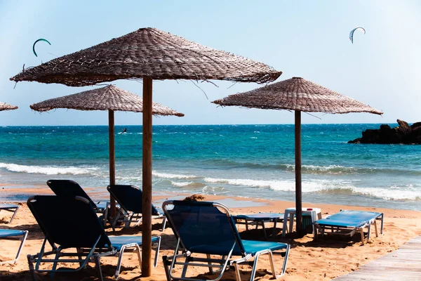 Sillas Salón Bajo Sombrillas Paja Hermosa Playa Arena Corfú Grecia — Foto de Stock