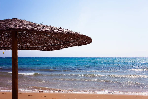 Sombrillas Paja Paja Una Hermosa Playa Arena Corfú Grecia Marítima — Foto de Stock