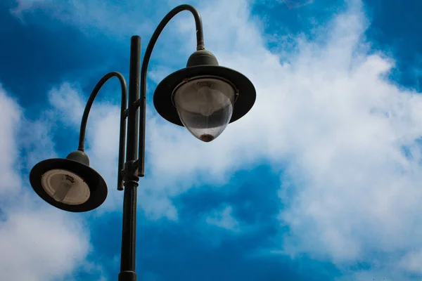 Puesto Luz Con Dos Bombillas Fondo Azul Cielo Nublado Luces —  Fotos de Stock