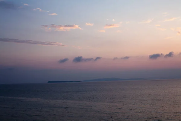 Pôr Sol Praia Com Algumas Nuvens Céu Tons Azuis Rosa — Fotografia de Stock