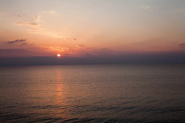 Захід Сонця Пляжі Деякими Хмарами Небі Блакитні Рожеві Відтінки Темними — стокове фото