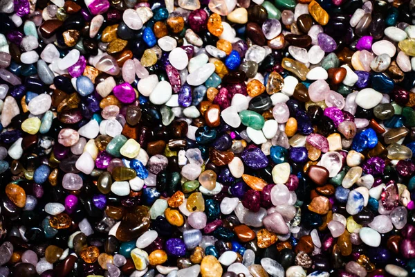 Grup birçok farklı doğal değerli taşlar. Yarı değerli taşlar Ametist renkli küçük, lapis lazuli, rose kuvars, citrine, ruby, amazonite, ay taşı, Labrador, kalsedon topluluğu