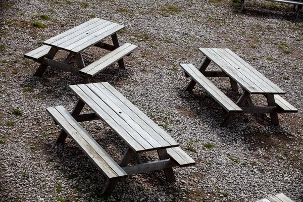 三张空街木桌 桌子两边都有长凳 户外家具 夏季时间野餐场所为家庭或朋友公司在公园 — 图库照片