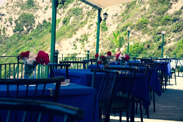 Restaurante Mesas Com Cadeiras Pretas Flores Vermelhas Brancas Toalha Mesa — Fotografia de Stock