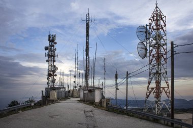 Bir sürü tepe zekâ antenler üzerinde bulunan kulesini. Radyo bireysel posta kutular telekomünikasyon ve yayın hukuku, televizyon gibi için antenler desteklemek üzere tasarlanan uzun boylu yapılardır.
