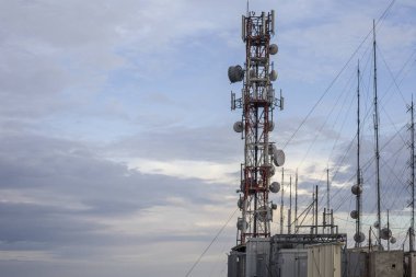 Telekom kule çoklu antenler tutarak birden fazla panel kutusu yakın tuttu. Sitemizde Askılı kuleleri ile yalın kuleleri destekleyen çoklu kabloları.