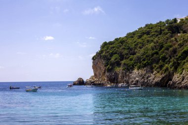 Açık güneşli günde eteklerinde gemiler yanıma alarak turist görüyoruz. Bunlar tüm Emanet kitleri bu güvenli ve rahat bir sürüş için motorlu tekneler..