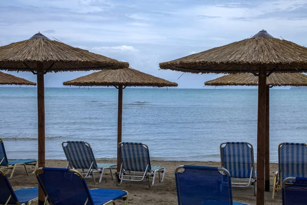 Las Sillas Están Dispuestas Con Sombrillas Frente Playa Tranquila Para — Foto de Stock