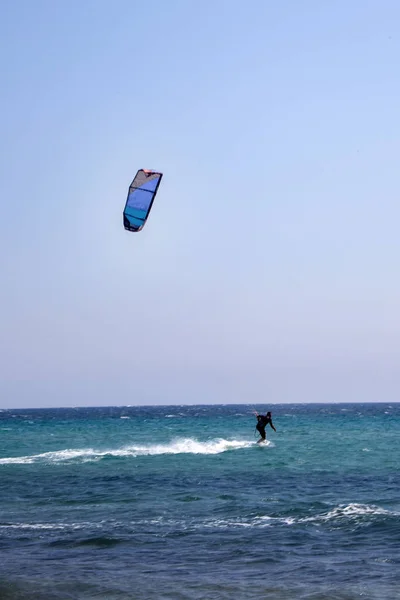 Černá Vzniklý Kitesurfer Používá Modré Barevné Nafukovací Kite Relativně Docela — Stock fotografie