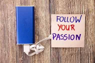 Takip tutku not kağıdı çeşitli renklerde gösterilir. mavi renk ahşap arka plan üzerinde beyaz kablosu ile güç aygıt. Kendi kendine motivasyon kavramı hakkında bu fotoğraf bulunmaktadır.