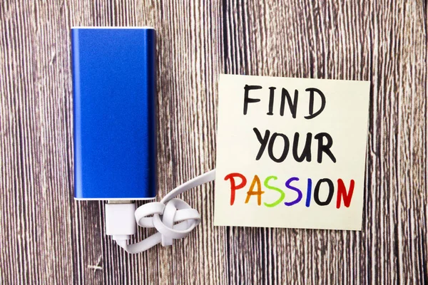 Yapışkan beyaz renk not kağıdı farklı renklerde üzerinde el yazısı tutku bulmak. Mavi renk ile beyaz kablo ve retro eski ahşap arka plan üzerinde güç banka. Motivasyon kavramı.