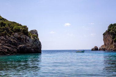 Güzel kaya oluşumu Adaları veya adacık mavi su çarpıcı ile çevrili. Turist tekneler ve yatlar tüm bölgenin her zevk ve sahile güneşli bir gün altında içine bir sıçrama var. 