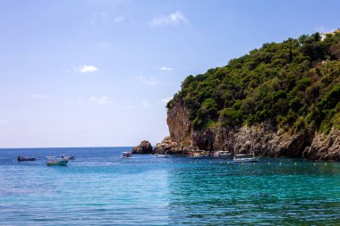 Bir güzel kaya oluşumu ada tarafından çok muhteşem mavi sularına çevrilidir. Tüm bölgenin her zevk ve plaj bir sıçrama var turist tekneler ve yatlar edildi. 