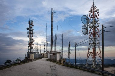 Ağ kule ayakta uzun boylu dizi cliff yanı sıra kumlu bir plaj yakınındaki. O kırsal bölgede elektrik tedarik vermek her iletim bağlı tel onlarca