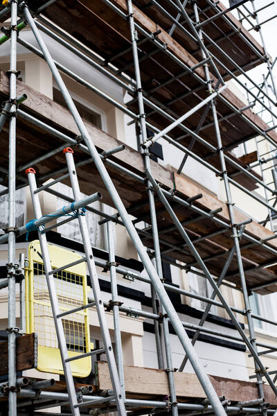 Восстановление и ремонт фасада здания. Ремонт и строительство здания. Строительство и ремонт здания на улице с металлической защитой
.