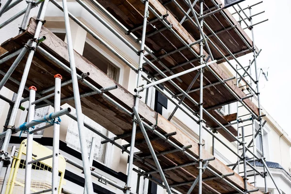 Construção Reparação Edifícios Rua Com Proteção Metal Restaurar Reparar Fachada — Fotografia de Stock