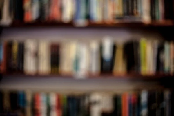 Полки Книгами Розмитому Тлі Навчання Концепції Розмитими Бібліотечними Книгами Полицях — стокове фото