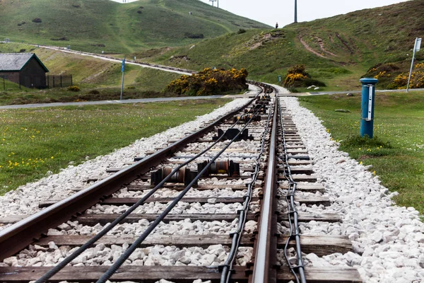 Tren Yolu Aracılığıyla Dağların Güzel Manzara Tepelerde Demiryolu Ile Ulaşım — Stok fotoğraf